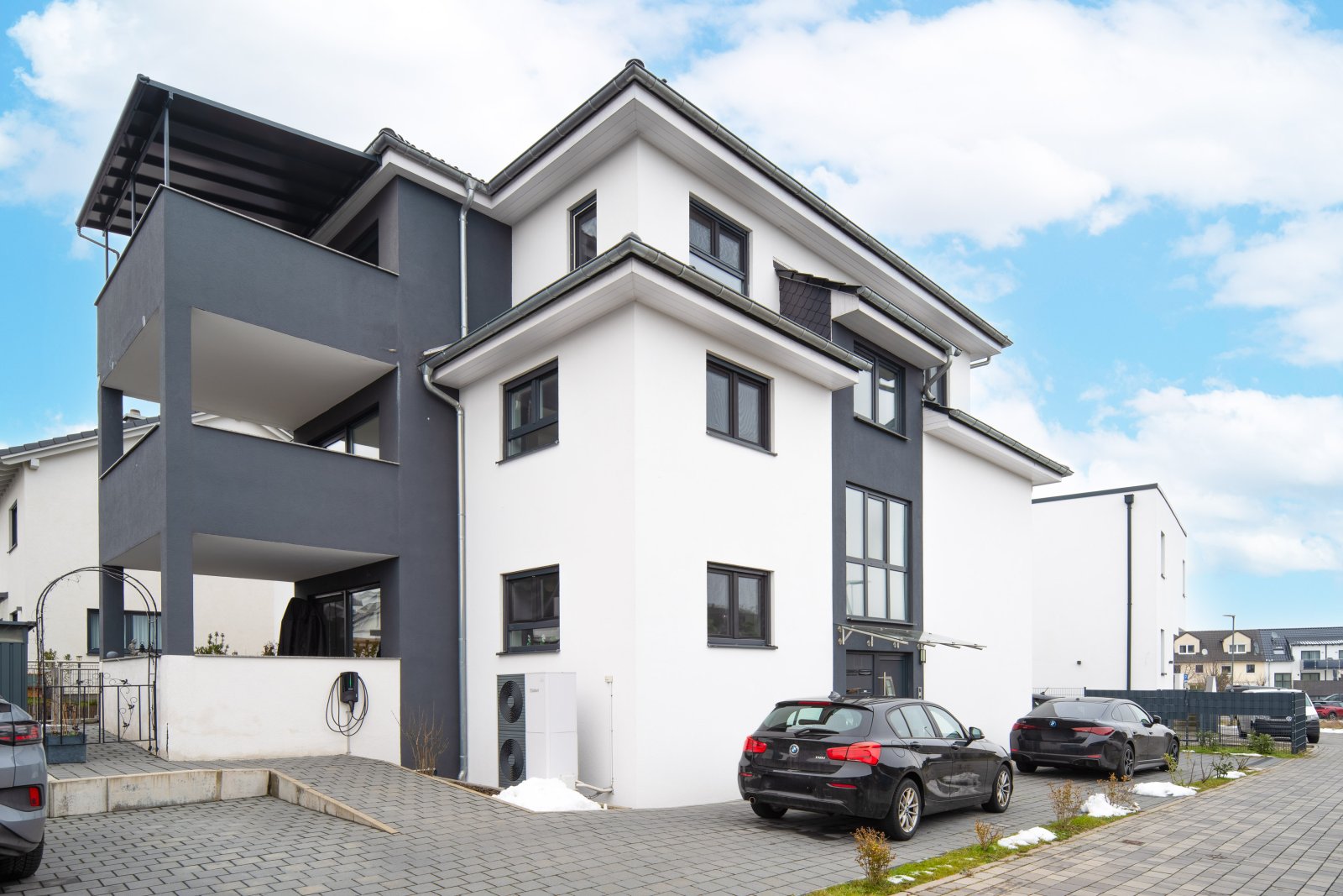 Exklusive 4-Zimmer-Wohnung/3 -Familienhaus