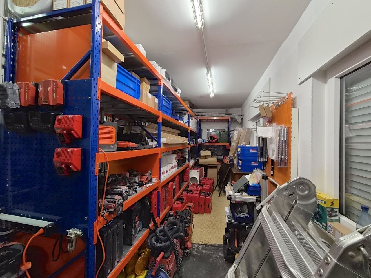 Büro-und Lagerflächen topsaniert