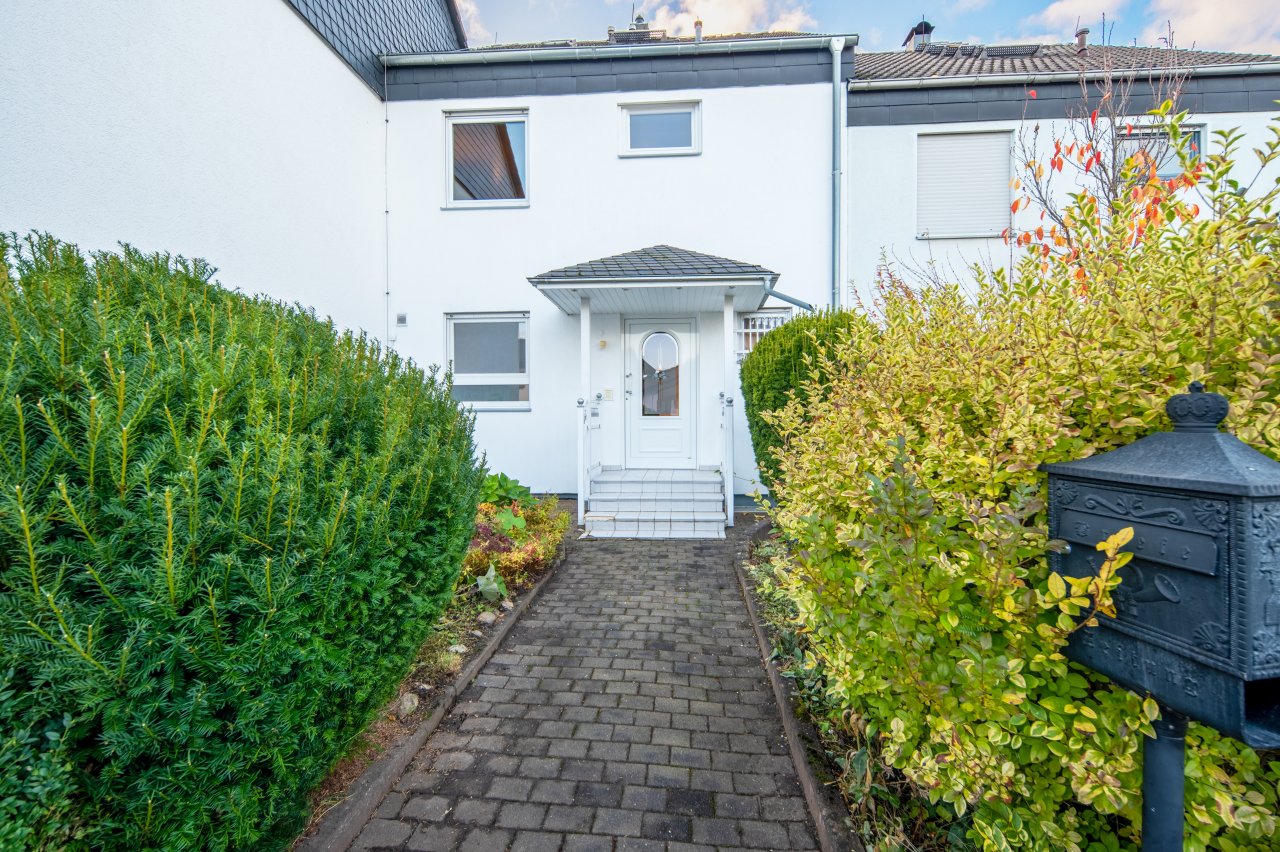 Neu-Anspach: *Grosszügiges Reihenmittelhaus mit Garten in ruhiger Lage* Neu-Anspach: *Grosszügiges Reihenmittelhaus mit Garten in ruhiger Lage*