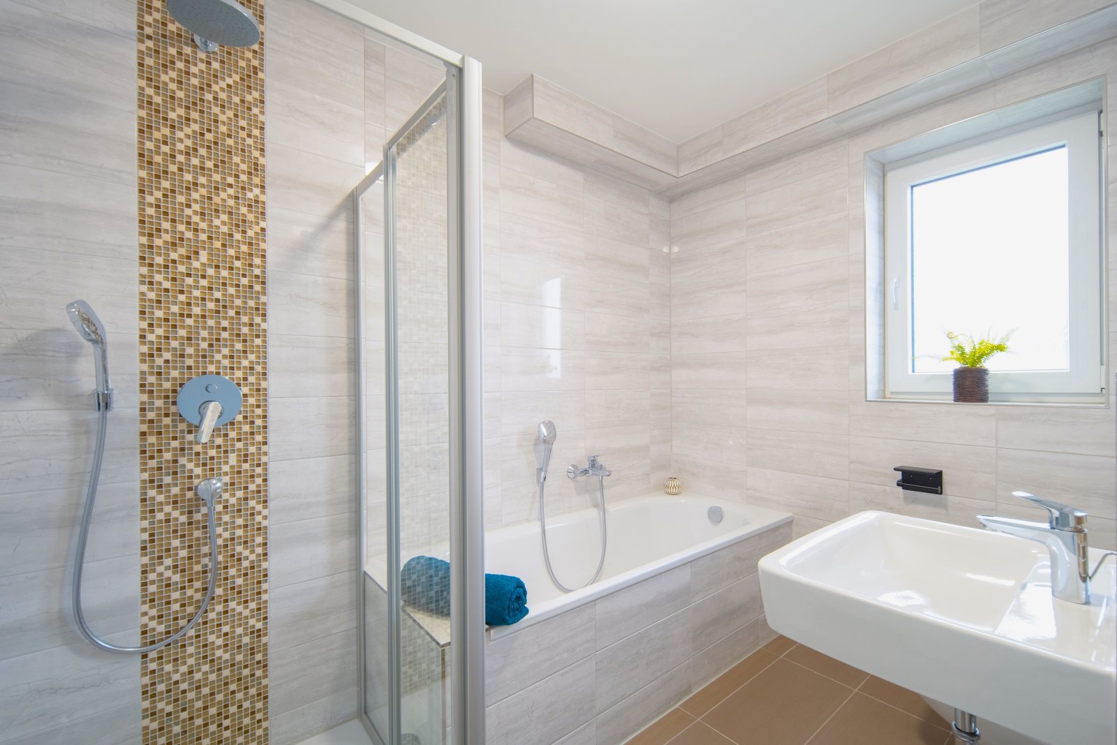 Tageslichtbad mit Dusche und Wanne und WC Tageslichtbad mit Dusche und Wanne und WC