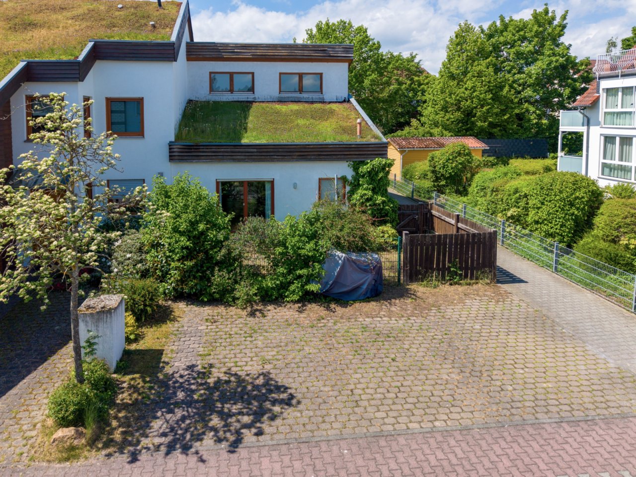 Vorderansicht Haus mit Vorgarten + PKW-Stellplätzen Vorderansicht Haus mit Vorgarten + PKW-Stellplätzen