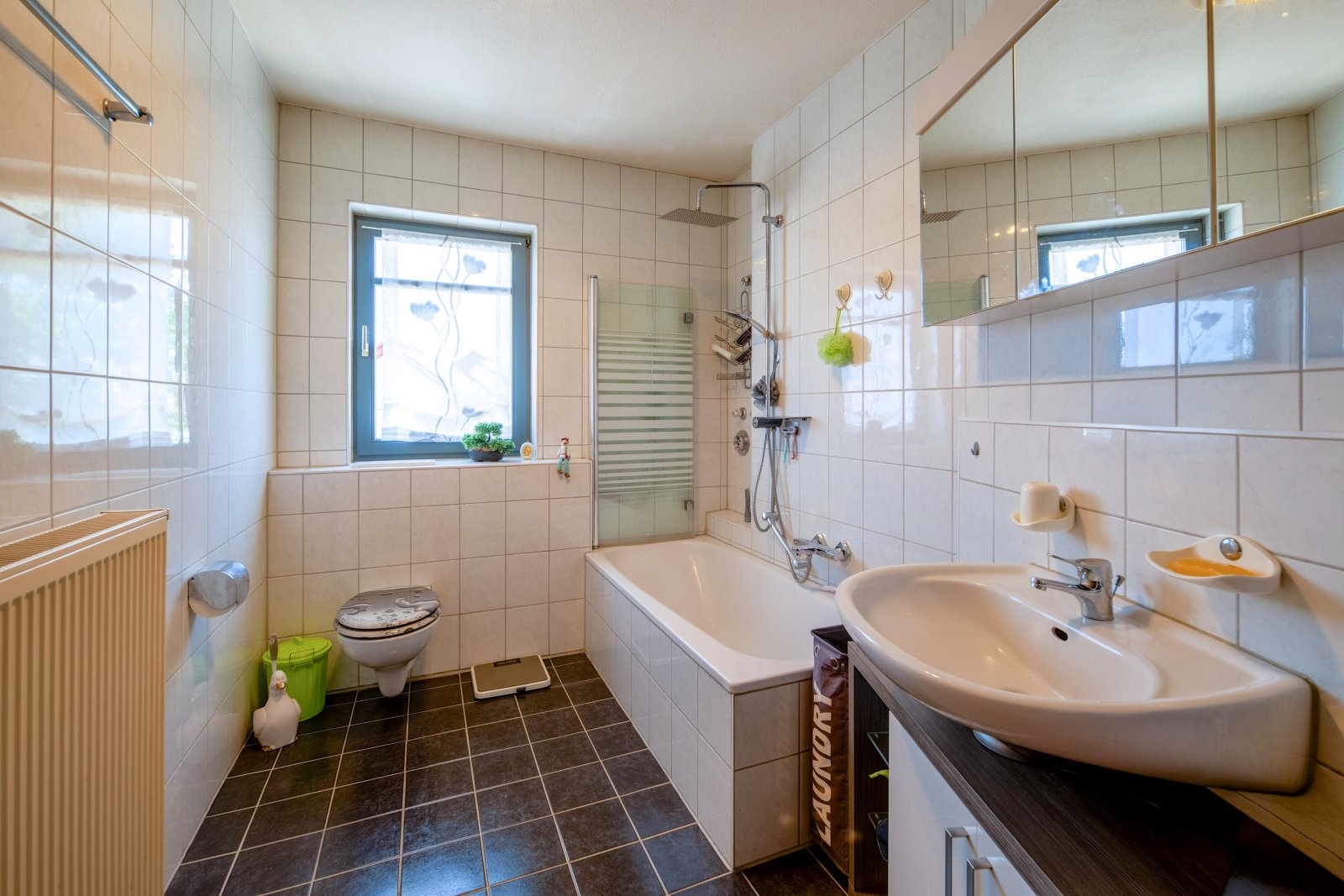 Tageslichtbad mit Wanne und WC