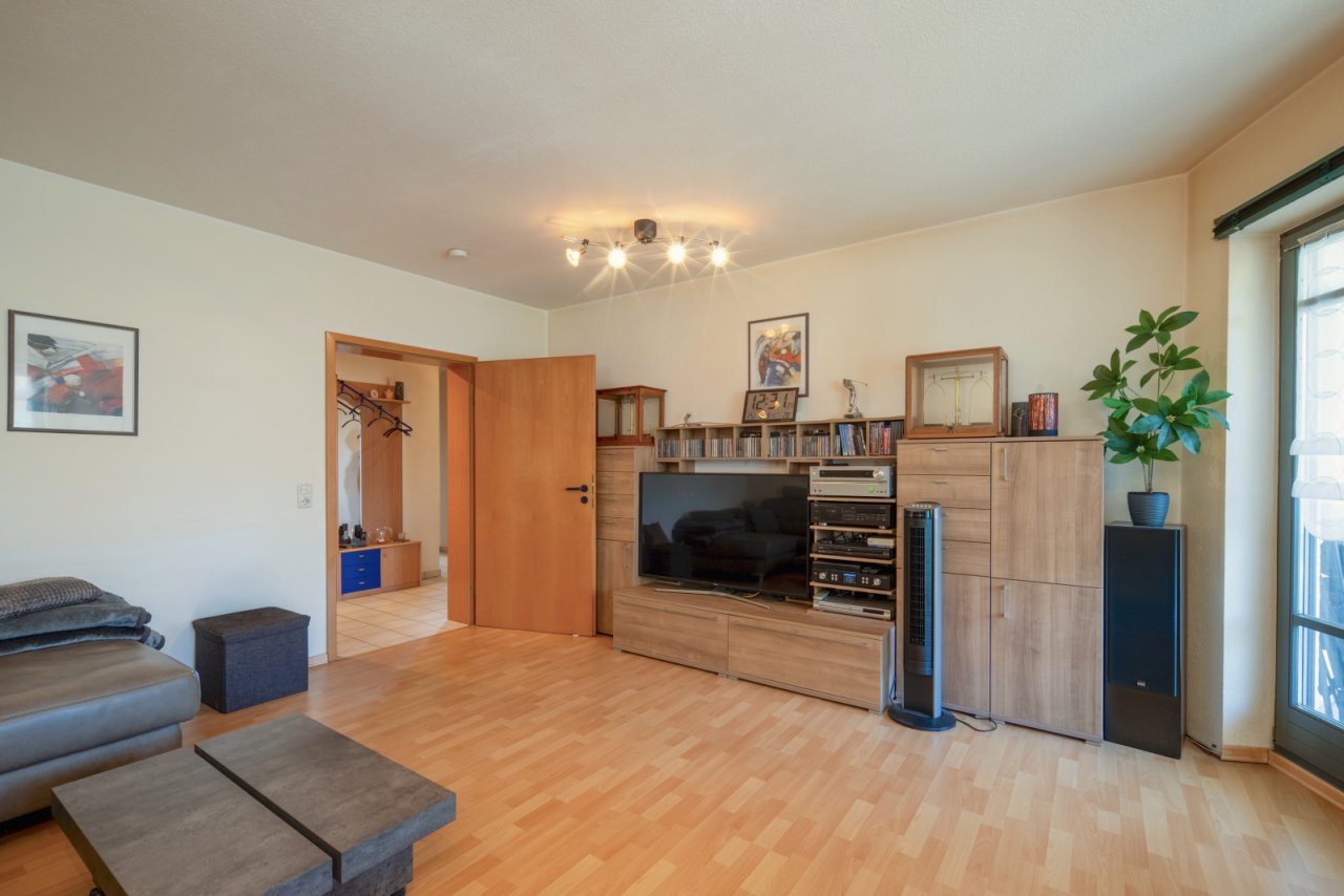 Wohn-Essbereich mit Zugang zur Loggia