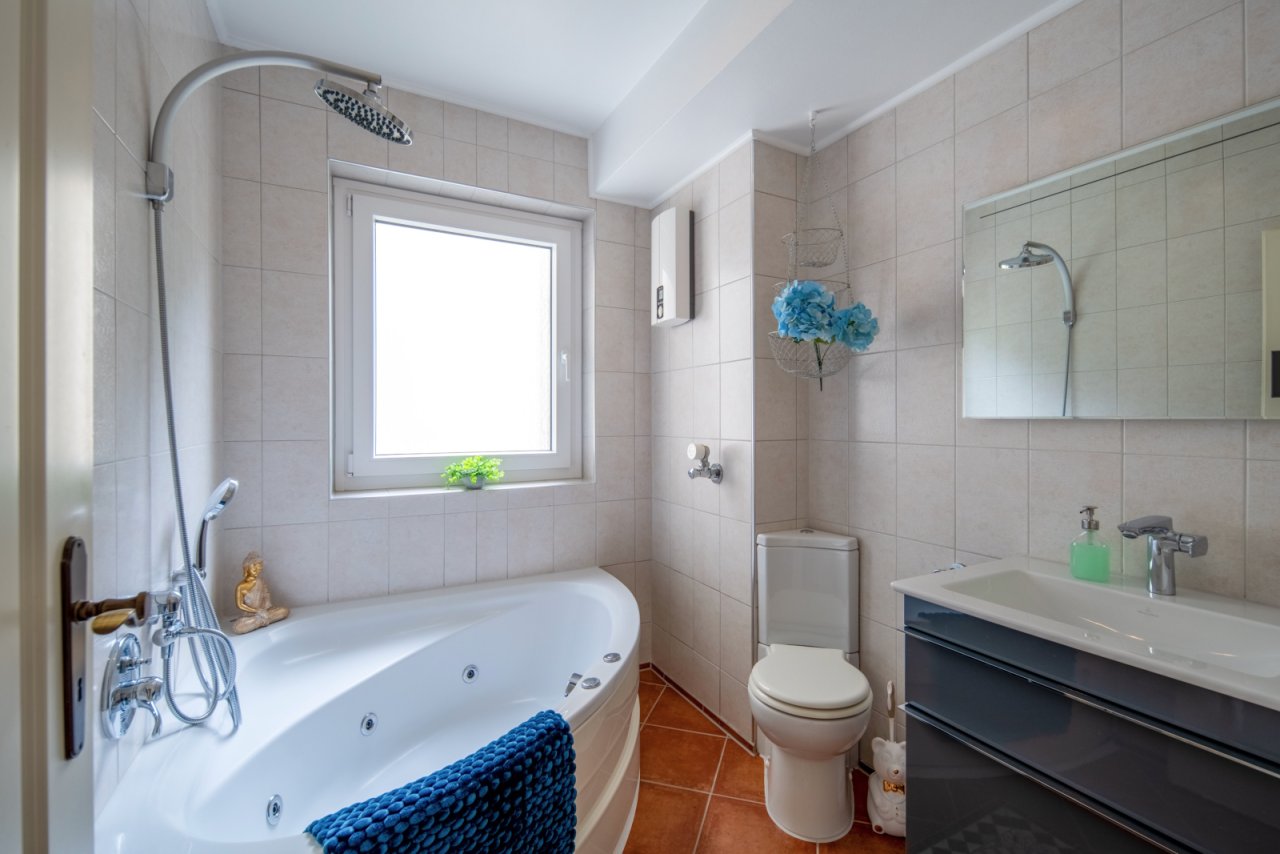 Tageslichtbad mit Wanne + WC